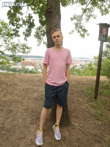 O jovem Lukas Dails posando nu e mostrando a bunda do lado de fora
