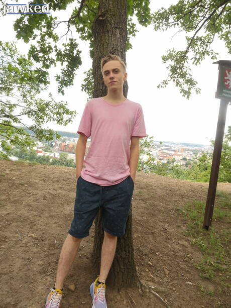 Il giovane Lukas Dails posa nudo e mostra il suo culo all