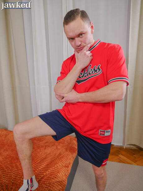 Goed gebouwde Terry Baker kleedt zich uit en laat een strakke kont zien