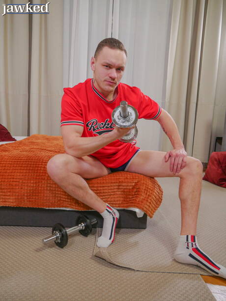 Goed gebouwde Terry Baker kleedt zich uit en laat een strakke kont zien