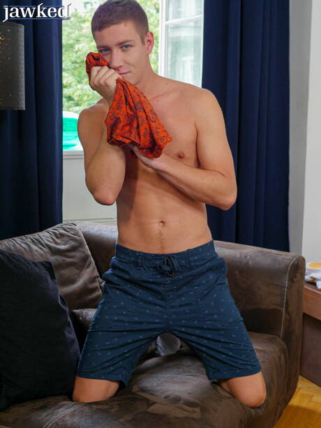 Der tschechische Schönling Karl Stevens posiert nackt und zeigt seinen Hintern