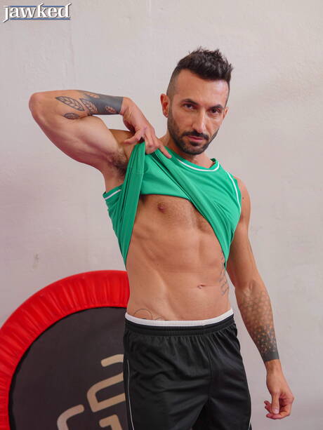 Der gut gebaute italienische Johnny Viper zeigt einen gut gebauten Körper