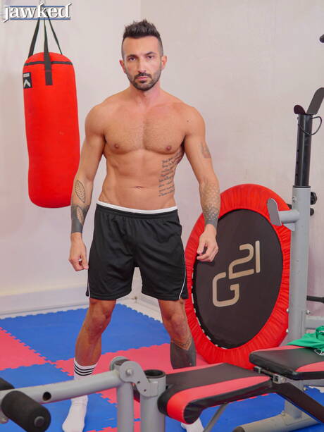 Der gut gebaute italienische Johnny Viper zeigt einen gut gebauten Körper