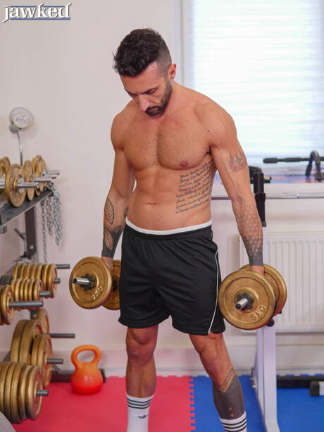 Der gut gebaute italienische Johnny Viper zeigt einen gut gebauten Körper