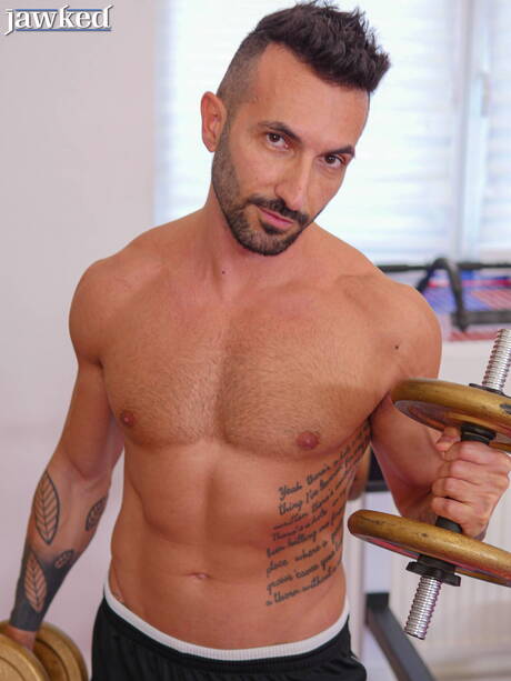 Der gut gebaute italienische Johnny Viper zeigt einen gut gebauten Körper