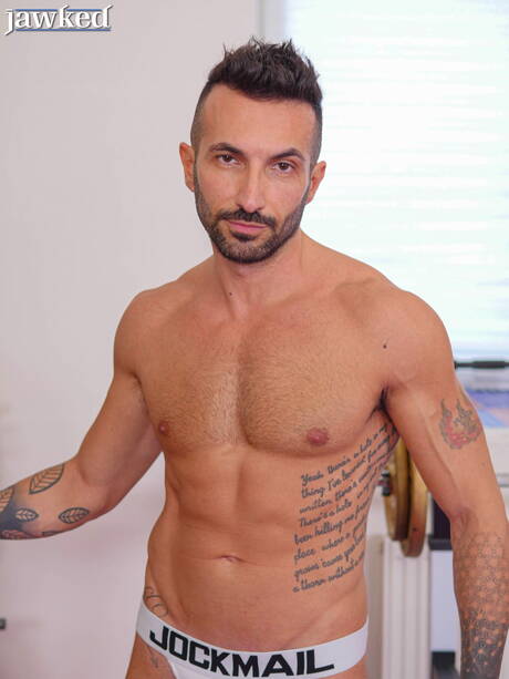 Der gut gebaute italienische Johnny Viper zeigt einen gut gebauten Körper