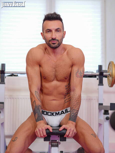 義大利健美運動員 Johnny Viper 展示了健美的身材