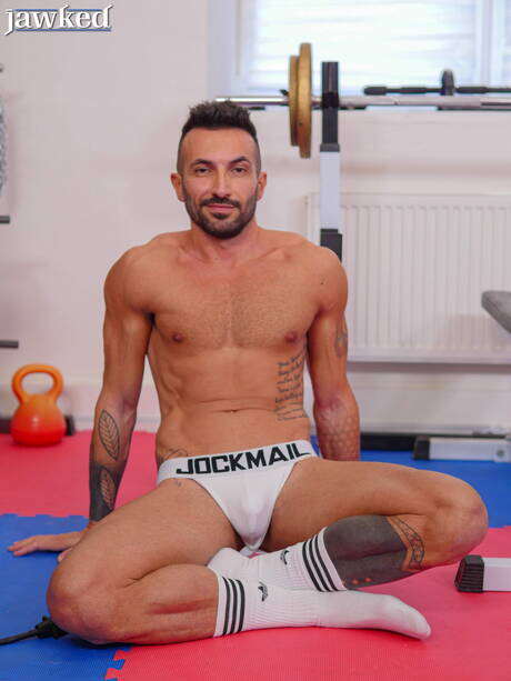 De Italiaanse, goed gebouwde Johnny Viper toont een goed gebouwd lichaam