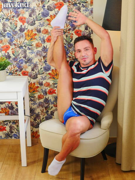 Latino strong bull Stephen Angel jerk off his dick