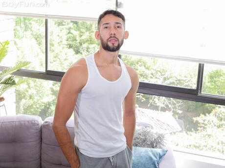 Le musclé Rem Dimartinz pose nu et montre son joli cul