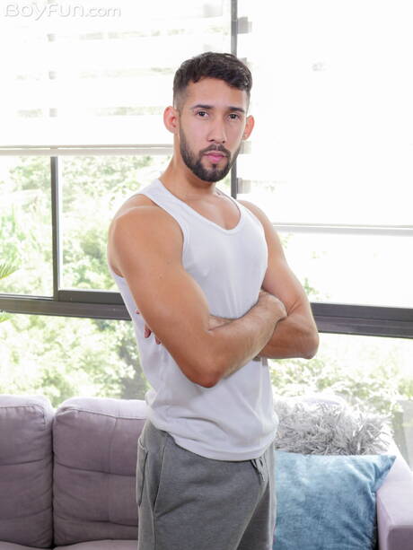 Le musclé Rem Dimartinz pose nu et montre son joli cul