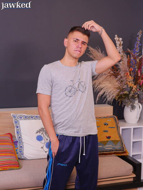 Der muskulöse Angel Santi zieht sich aus und zeigt seinen schönen Hintern in der Küche