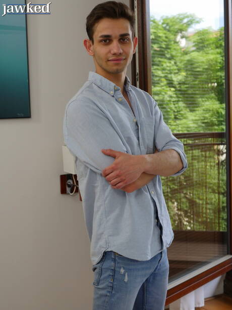 Le joli garçon Lior Hod pose nu