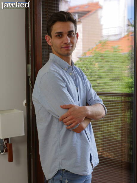 Le joli garçon Lior Hod pose nu