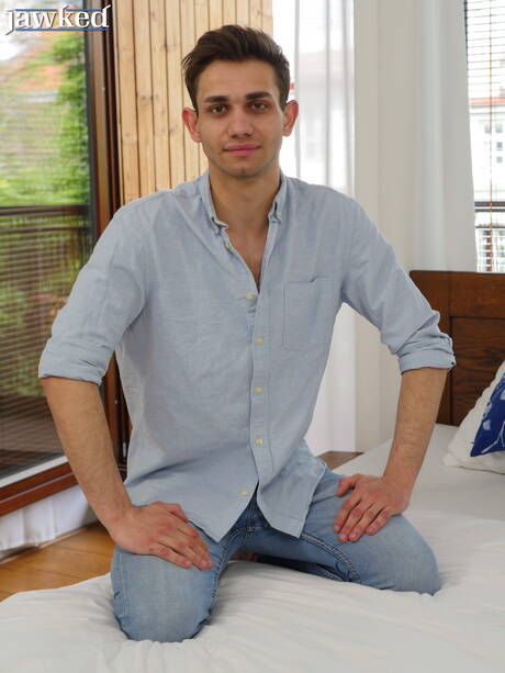 Le joli garçon Lior Hod pose nu