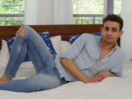 Le joli garçon Lior Hod pose nu