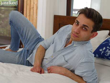 Le joli garçon Lior Hod pose nu