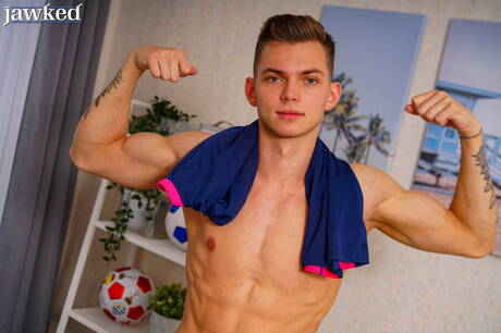 Husky guy Tommy Gold posing nude