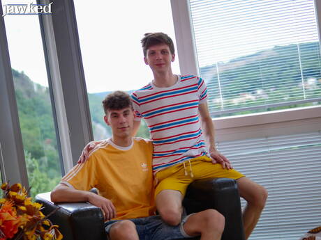 Tsjechische pornosterren, knappe jongen Josh Cavalin en twink Tom Connor hebben goede anale seks