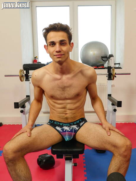 De gespierde kerel Lior Hod poseert naakt en laat zijn hete kont zien