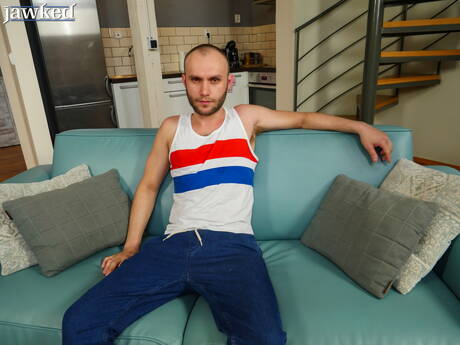 Der reife tschechische Bär Donnie Marco zieht sich aus und zeigt seinen Hintern