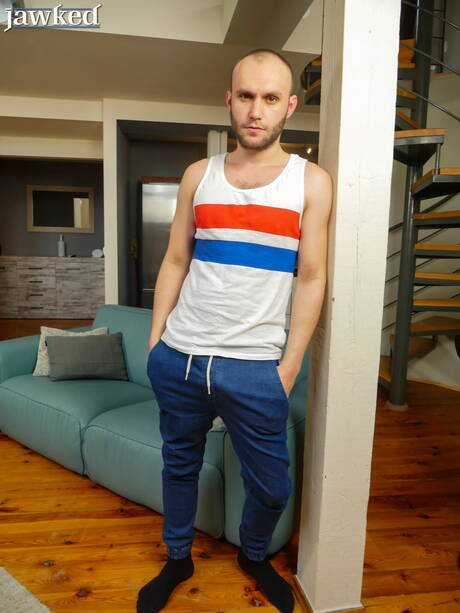 Der reife tschechische Bär Donnie Marco zieht sich aus und zeigt seinen Hintern