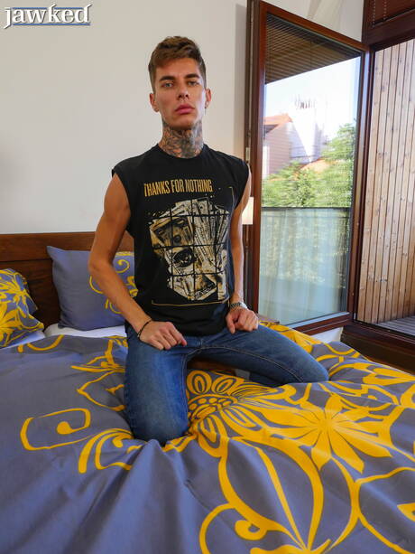 De jonge Maksim Orlov kleedt zich uit en laat zijn hete kont zien