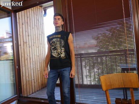 De jonge Maksim Orlov kleedt zich uit en laat zijn hete kont zien