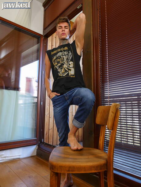 De jonge Maksim Orlov kleedt zich uit en laat zijn hete kont zien