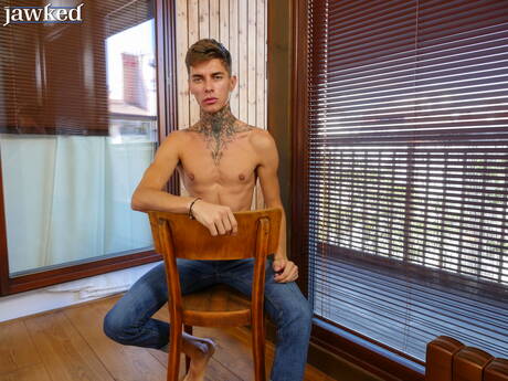 De jonge Maksim Orlov kleedt zich uit en laat zijn hete kont zien