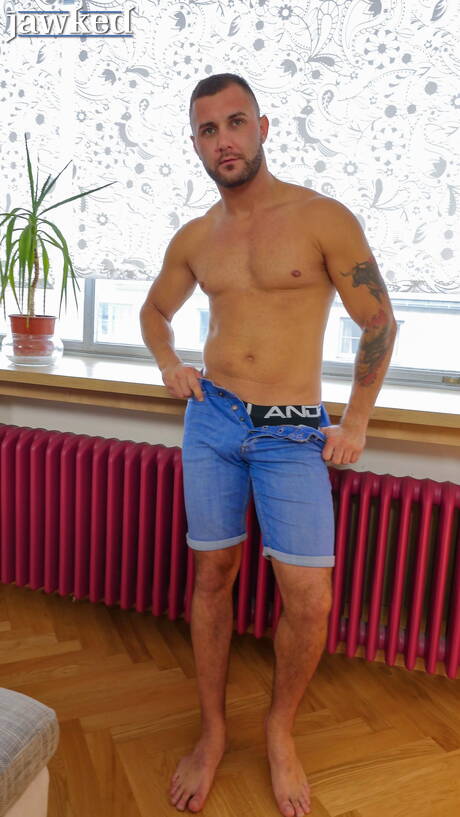 Superstud David Lee toont een prachtig lichaam