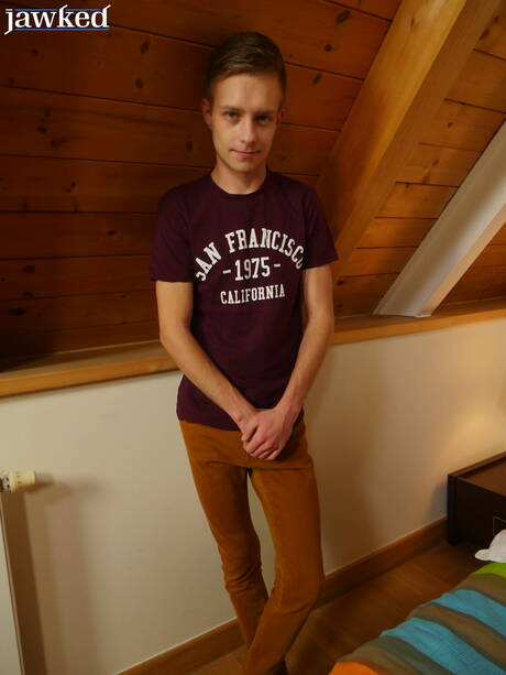 Der heiße Twink Ben Kingston posiert nackt und zeigt seinen Hintern