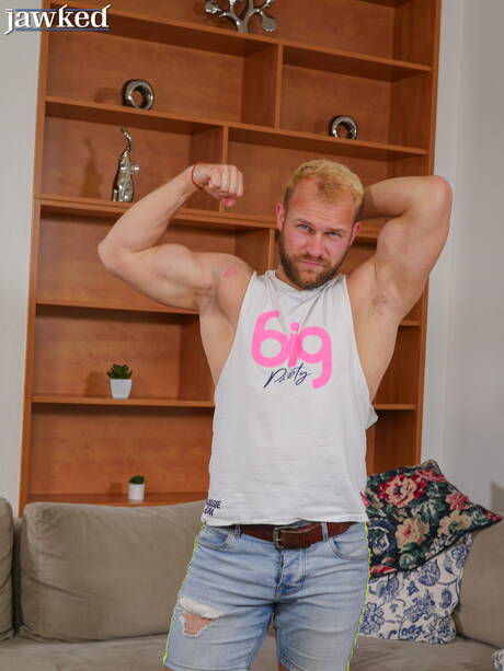 捷克健美選手馬利克·托比亞斯脫衣服，露出漂亮的臀部