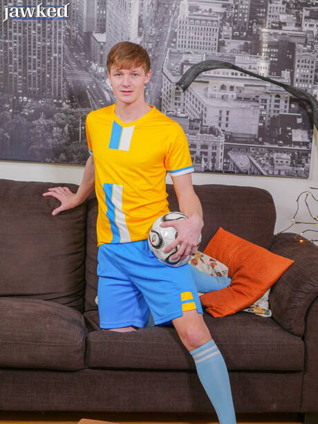 Der tschechische Twink Antony Carter zieht sich aus und zeigt seinen knackigen Hintern