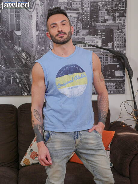 義大利壯漢 Johnny Viper 裸體擺造型，露出臀部