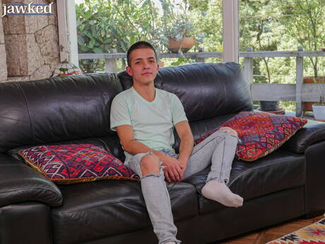 Knappe jongen Chris Petite plaagt zijn pik