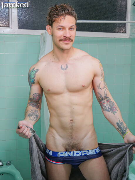 Jawked: ラテン系の筋肉質なアンディ・スティーブンスがお風呂で服を脱ぎ、タイトなお尻を見せる