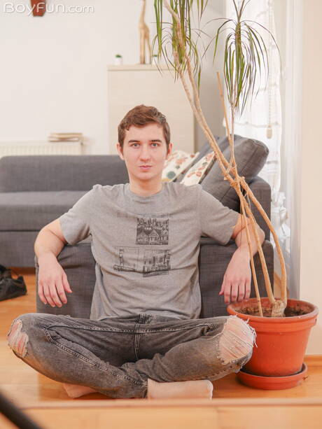 Il twink Chris Catharsis mostra un corpo bellissimo