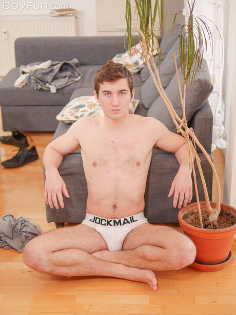 Il twink Chris Catharsis mostra un corpo bellissimo