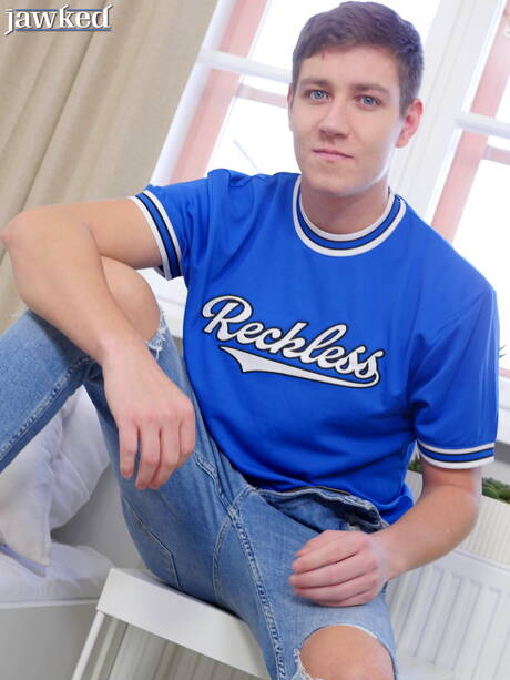 Der tschechische Junge Karl Stevens posiert nackt und zeigt seinen knackigen Hintern