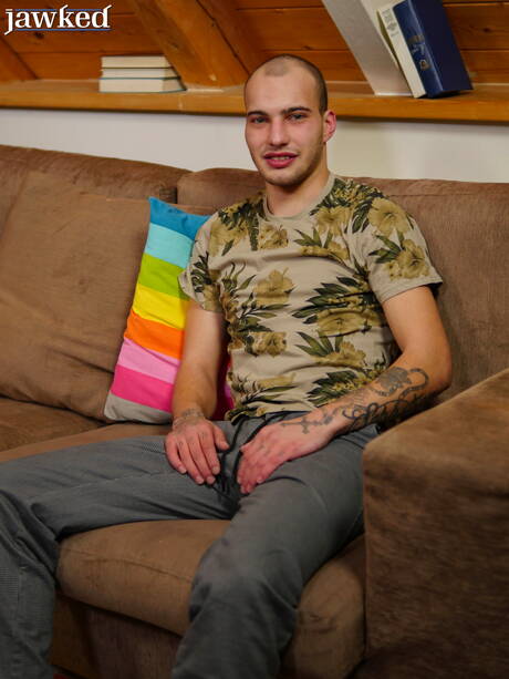 アメリカの若者アラン・デイビスが裸になってセクシーなお尻を見せる