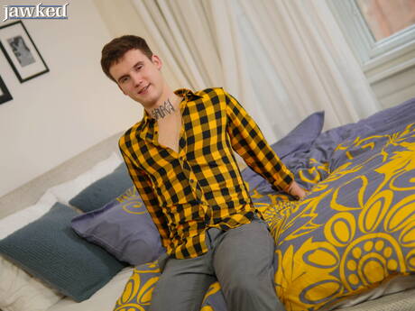 Hengst Kaleb Cross zieht sich aus und zeigt seinen Arsch