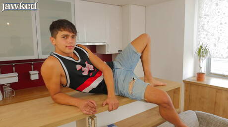 El joven checo Finn Harper muestra su hermoso cuerpo en la cocina