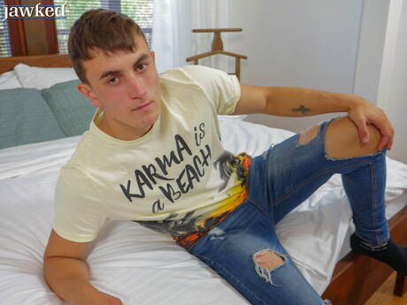 Dobrze zbudowany Jacob Harris prezentuje idealne ciało