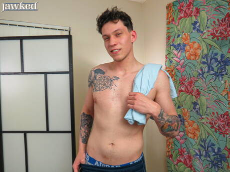 若い男、ブロック・リー・レイノルズが自分のペニスをいじっている