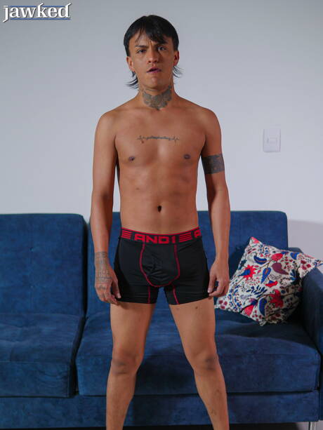 Der kräftige Latino-Typ David Villa zeigt einen wunderschönen Körper