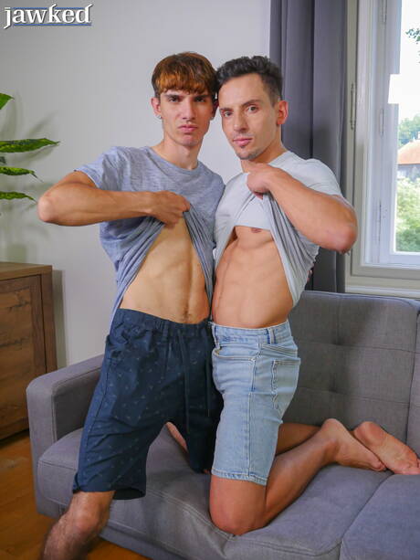 El culturista latino Stephen Angel y el joven checo Vincent Castle follan después de una mamada
