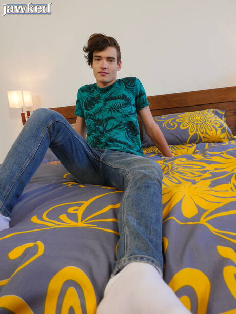 Mooie jongen Johnny Walsh kleedt zich uit en laat zijn kont zien