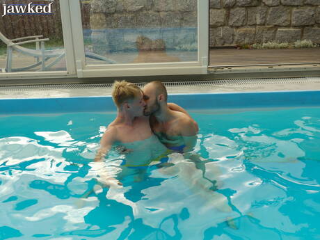 Der tschechische Bär Donnie Marco und der starke Mann Robbie Dane lieben sich am Pool