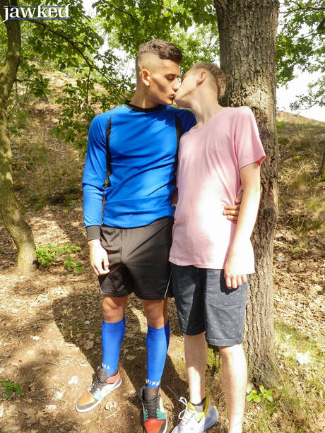 Ładny chłopak Lukas Dails i młody facet Luke Geer uprawiają dobry seks analny na świeżym powietrzu